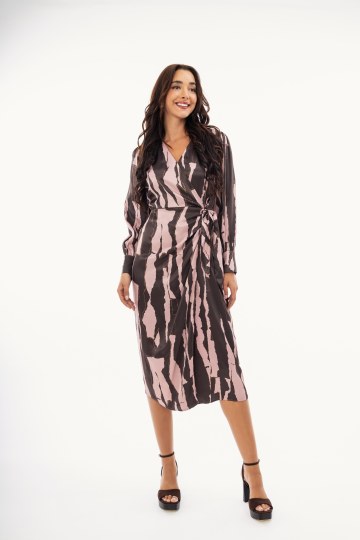 Φόρεμα σατέν κρουαζέ ροζ με εμπριμέ σχέδια