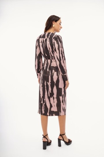 Φόρεμα σατέν κρουαζέ ροζ με εμπριμέ σχέδια - 