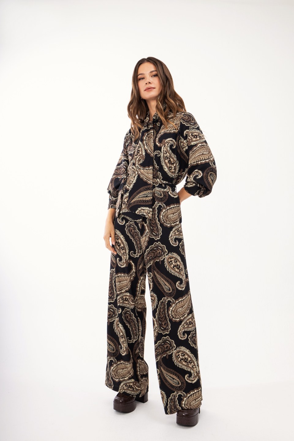 Ολόσωμη μαύρη σατέν φόρμα με λαχούρια