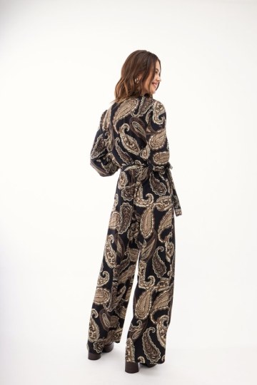 Ολόσωμη μαύρη σατέν φόρμα με λαχούρια - 