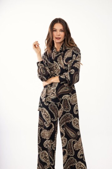 Ολόσωμη μαύρη σατέν φόρμα με λαχούρια - 