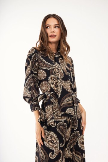 Ολόσωμη μαύρη σατέν φόρμα με λαχούρια - 