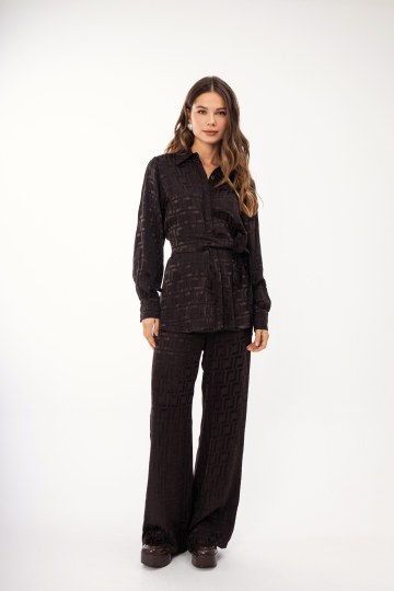 Σετ με διακριτικό γεωμετρικό μοτίβο καφέ