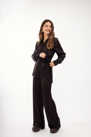 Σετ με διακριτικό γεωμετρικό μοτίβο καφέ - 