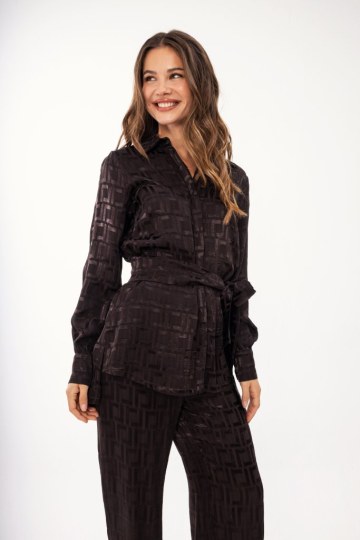 Σετ με διακριτικό γεωμετρικό μοτίβο καφέ - 