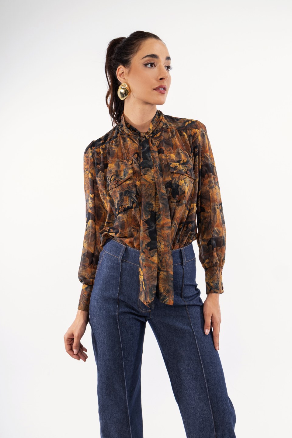 Πουκάμισο αέρινο με ιδιαίτερο δέσιμο στον λαιμό εμπριμέ