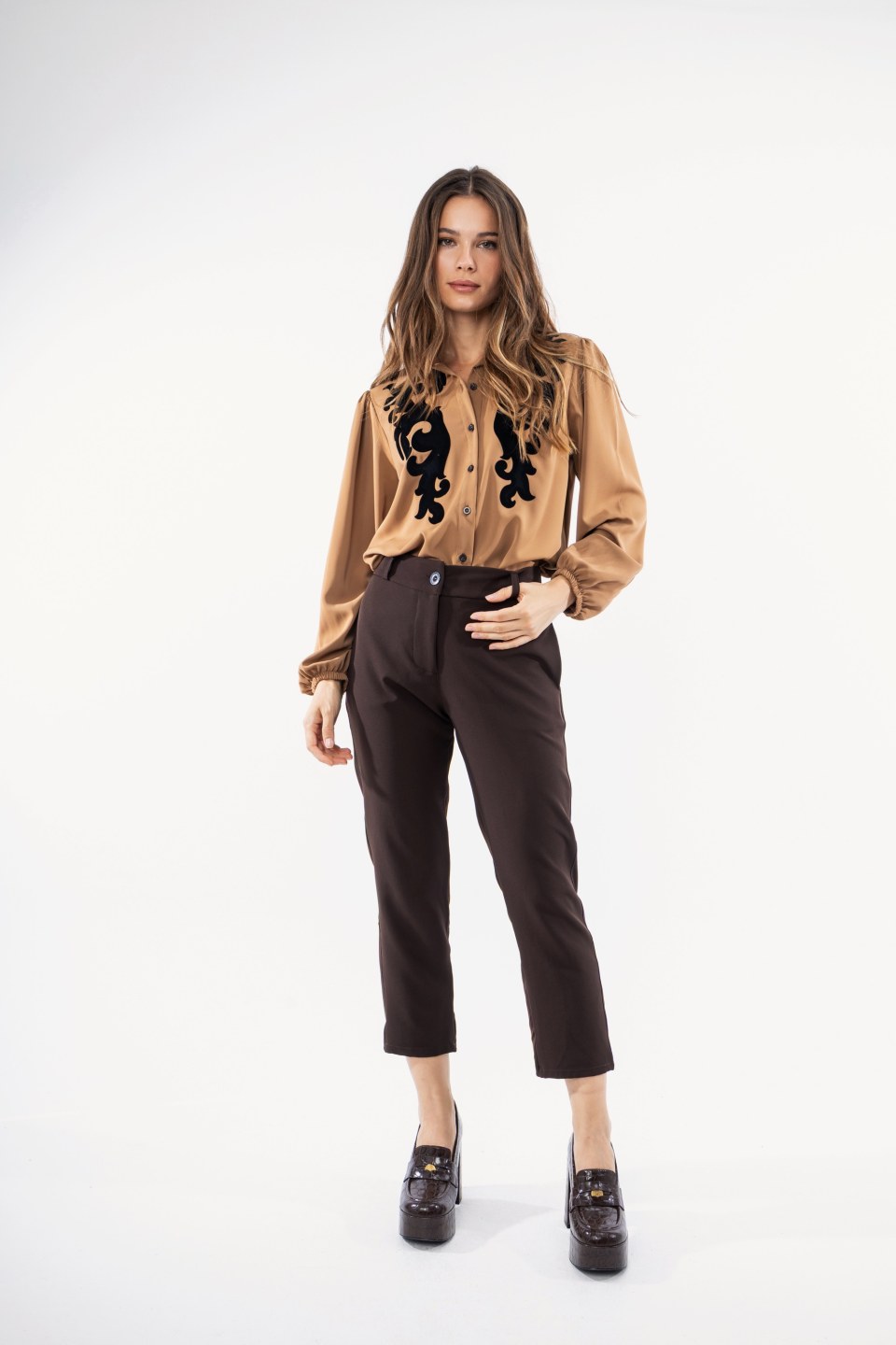 Παντελόνι ψηλόμεσο καφέ με κουμπί και κόψιμο στο κάτω μέρος