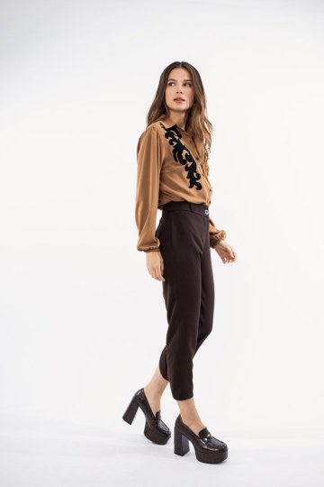 Παντελόνι ψηλόμεσο καφέ με κουμπί και κόψιμο στο κάτω μέρος - 