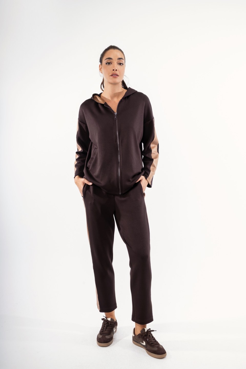 Παντελόνι καφέ άνετο με μπρονζέ λεπτομέρεια 