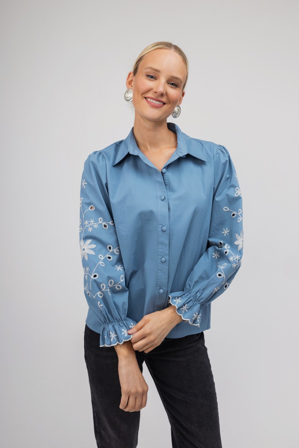 Πουκάμισο σιέλ με λουλούδια και λάστιχο