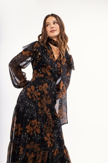 Φόρεμα κρουαζέ μαύρο φλοράλ με βολάν  - 