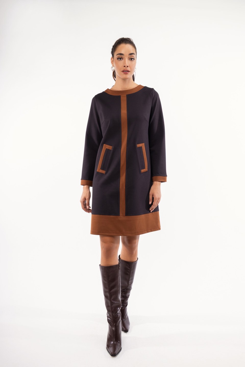 Φόρεμα καφέ με ιδιαίτερο σχέδιο και διχρωμία