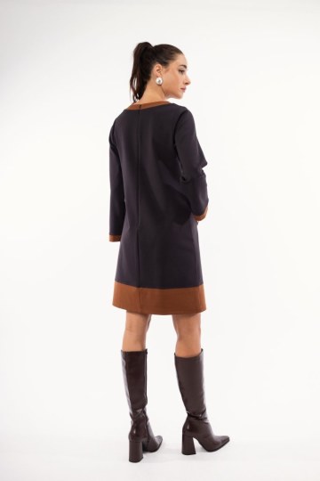 Φόρεμα καφέ με ιδιαίτερο σχέδιο και διχρωμία - 