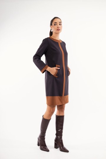 Φόρεμα καφέ με ιδιαίτερο σχέδιο και διχρωμία - 