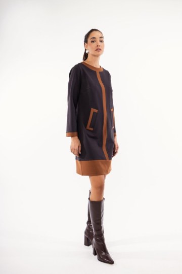 Φόρεμα καφέ με ιδιαίτερο σχέδιο και διχρωμία - 