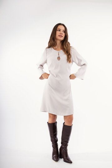 Φόρεμα σε χρώμα του πάγου με strass και πέρλες