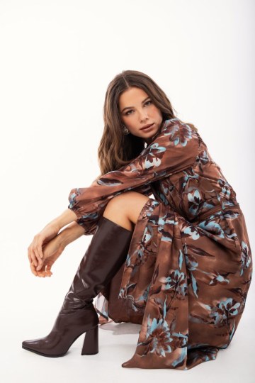 Φόρεμα midi καφέ με φλοράλ σχέδιο - 