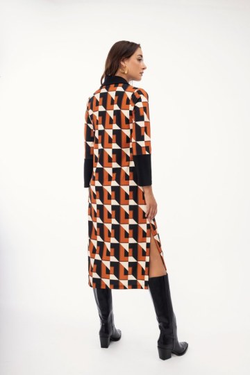 Φόρεμα εμπριμέ εκάι με γεωμετρικά σχέδια - 