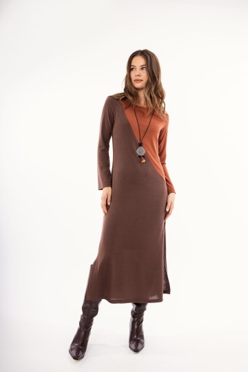 Φόρεμα καφέ midi με δίχρωμο σχέδιο