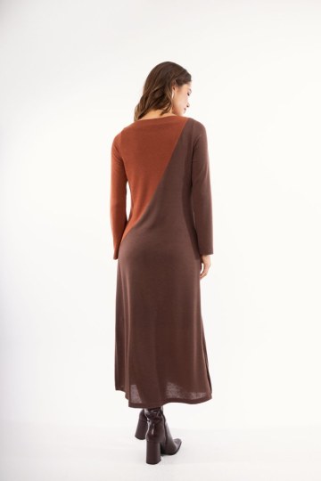 Φόρεμα καφέ midi με δίχρωμο σχέδιο - 