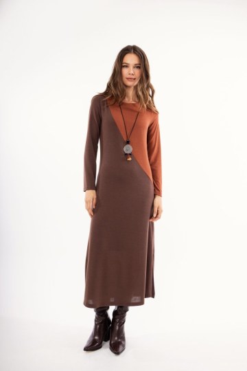 Φόρεμα καφέ midi με δίχρωμο σχέδιο - 