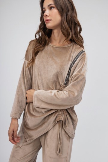 Μπλούζα μπεζ βελουτέ με σούρα - 