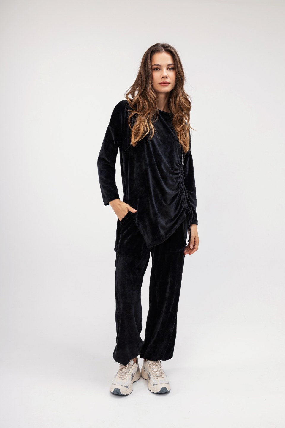 Παντελόνι μαύρο βελουτέ με τσέπες