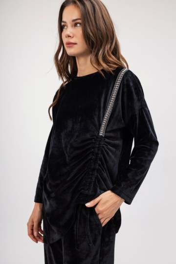Μπλούζα μαύρη βελουτέ με σούρα - 