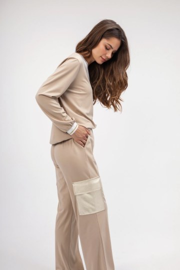Μπλούζα μπεζ με χρυσές λεπτομέρειες - 