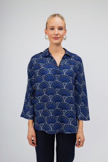 Πουκάμισο μπλε με ιδιαίτερα κυκλικά σχέδια 