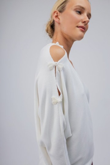 Πουλόβερ λευκό με διακοσμητικά φιογκάκια από πέρλα  - 