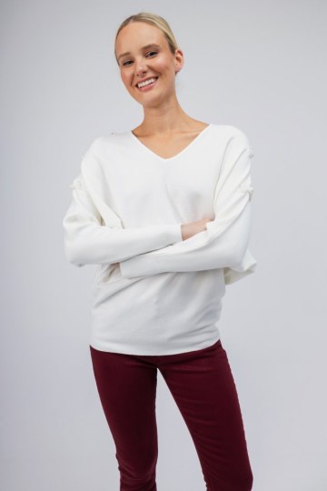 Πουλόβερ λευκό με διακοσμητικά φιογκάκια από πέρλα  - 