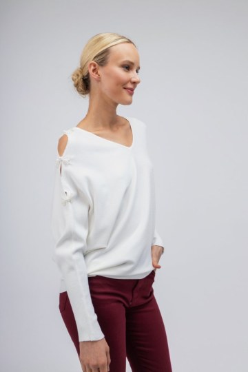 Πουλόβερ λευκό με διακοσμητικά φιογκάκια από πέρλα  - 