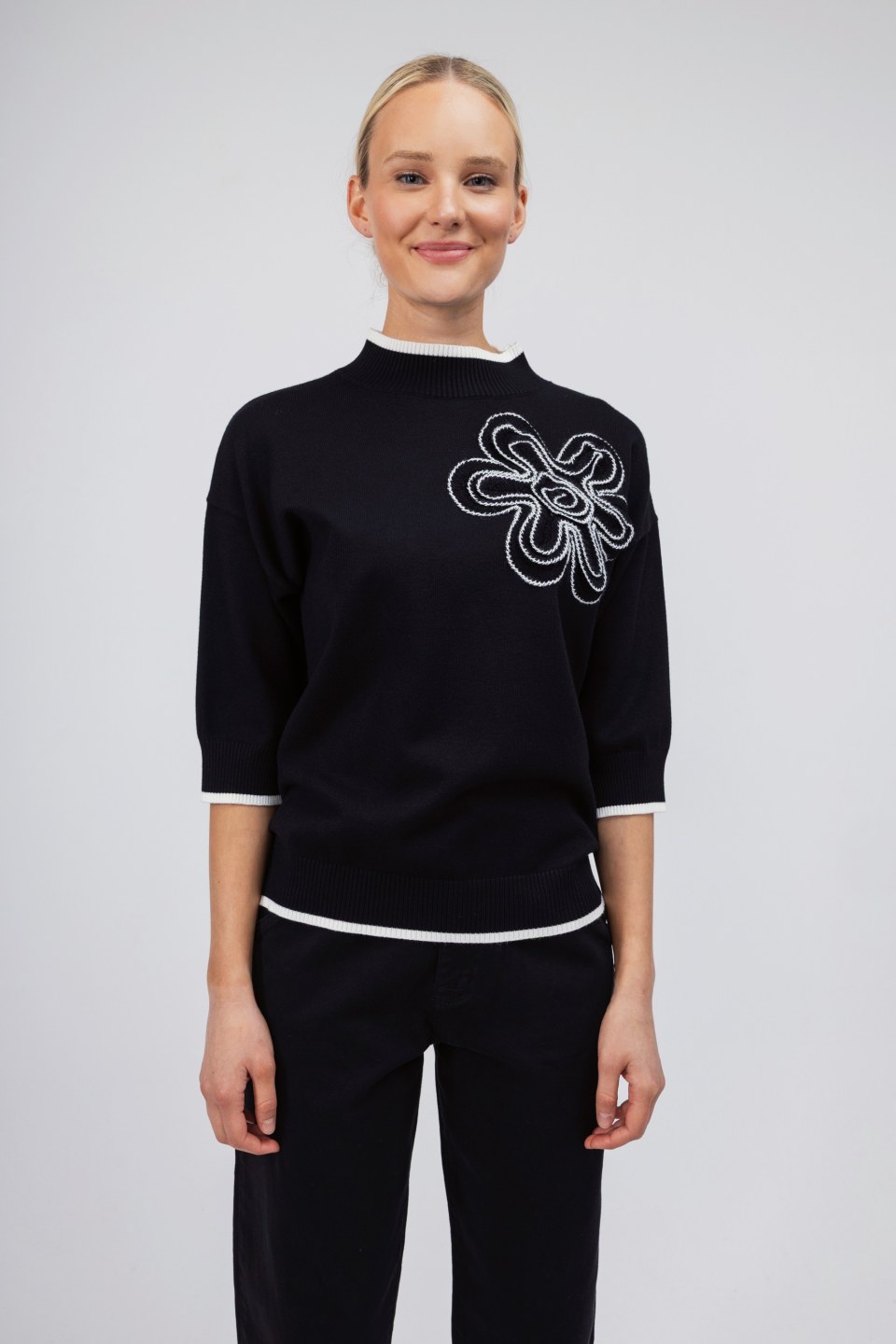 Πουλόβερ μαύρο με κεντητό λουλούδι