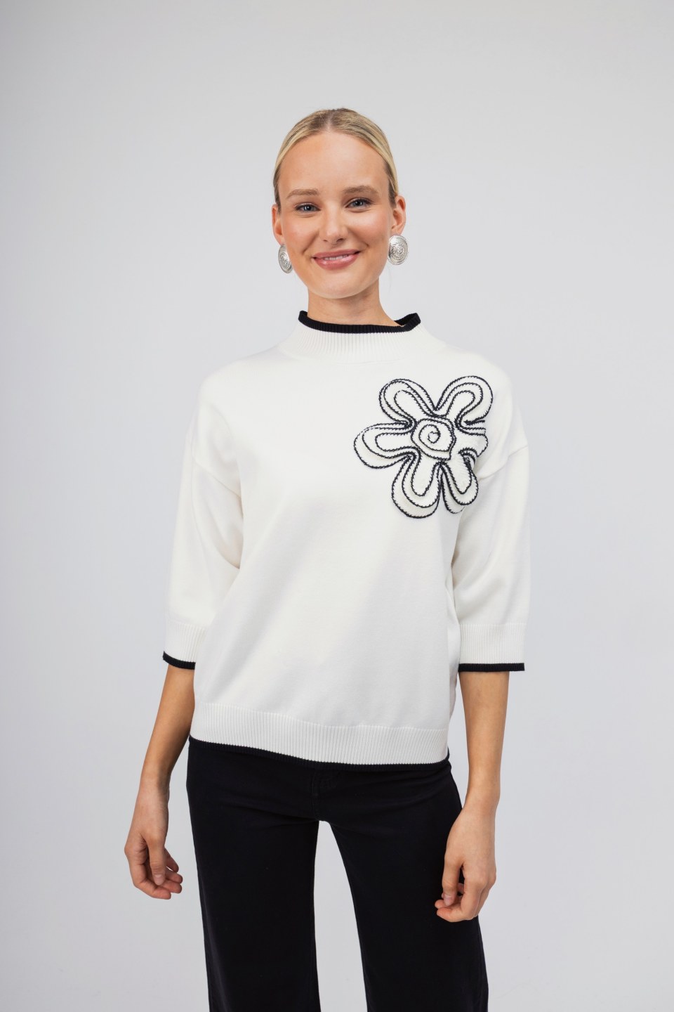 Πουλόβερ λευκό με κεντητό λουλούδι
