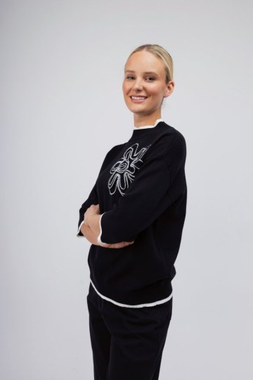 Πουλόβερ μαύρο με κεντητό λουλούδι - 