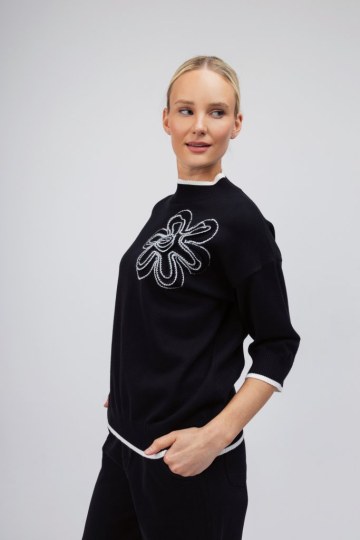 Πουλόβερ μαύρο με κεντητό λουλούδι - 