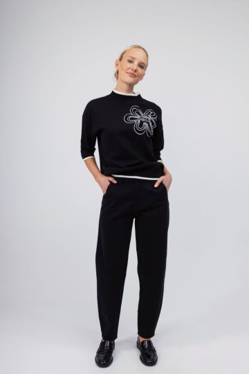 Πουλόβερ μαύρο με κεντητό λουλούδι - 