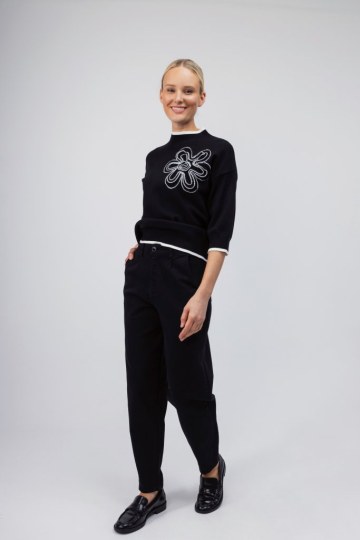 Πουλόβερ μαύρο με κεντητό λουλούδι - 