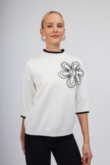 Πουλόβερ λευκό με κεντητό λουλούδι - 