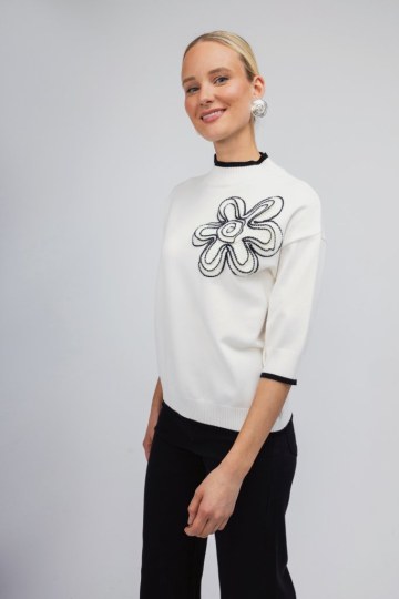 Πουλόβερ λευκό με κεντητό λουλούδι - 
