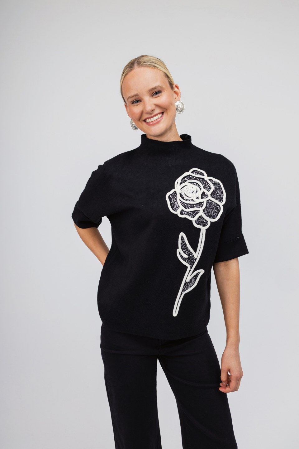 Πουλόβερ μαύρο με κεντητό σχέδιο τριαντάφυλλο