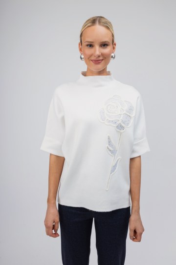 Πουλόβερ λευκό με κεντητό σχέδιο τριαντάφυλλο