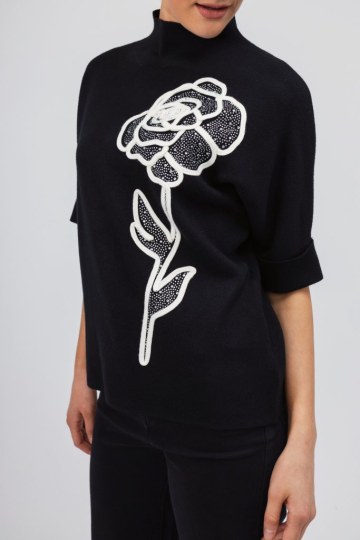 Πουλόβερ μαύρο με κεντητό σχέδιο τριαντάφυλλο - 