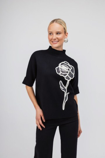 Πουλόβερ μαύρο με κεντητό σχέδιο τριαντάφυλλο - 