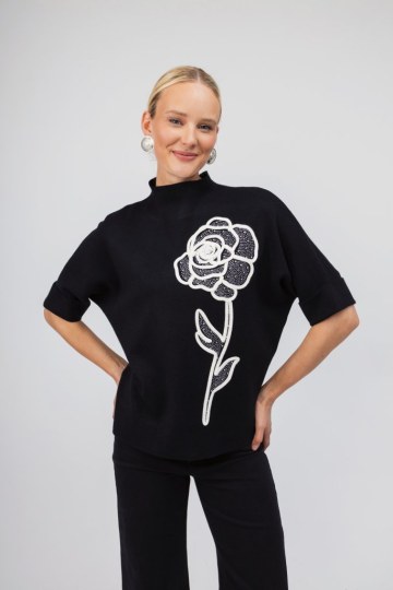 Πουλόβερ μαύρο με κεντητό σχέδιο τριαντάφυλλο - 