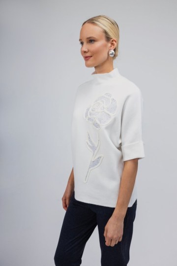 Πουλόβερ λευκό με κεντητό σχέδιο τριαντάφυλλο - 