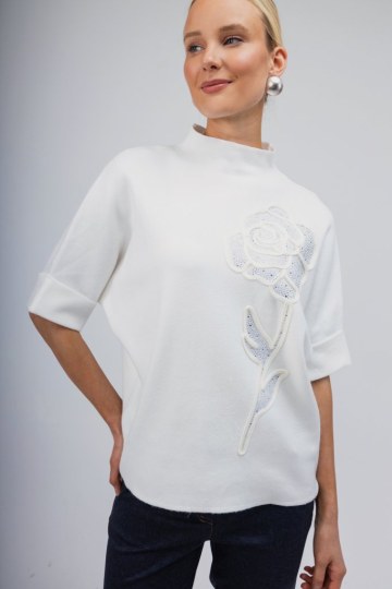 Πουλόβερ λευκό με κεντητό σχέδιο τριαντάφυλλο - 