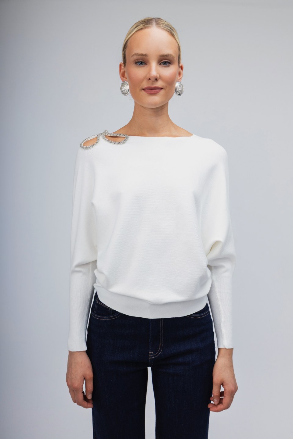 Πουλόβερ λευκό με σχέδιο από strass στον ώμο