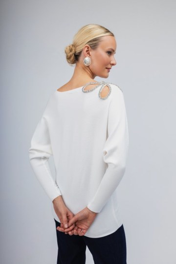 Πουλόβερ λευκό με σχέδιο από strass στον ώμο - 